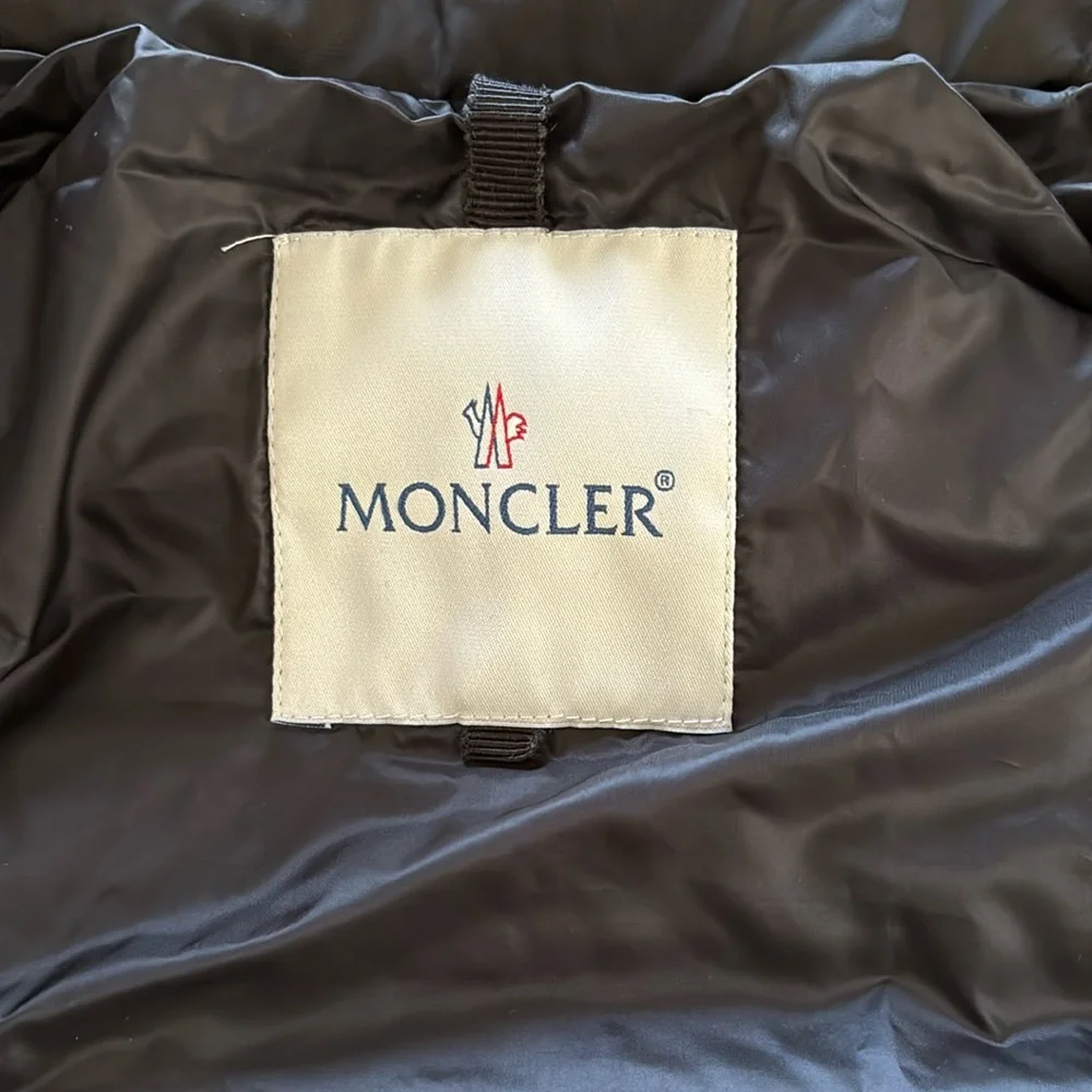 Moncler black short puffer with zip cuffs - Picture 5 of 16